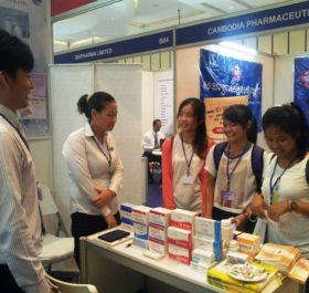 Buổi triển lãm các sản phẩm y-dược tại Campuchia.