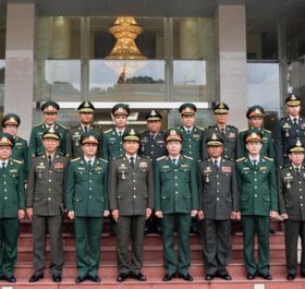 Thiếu tướng Khúc Đăng Tuấn và Đại tướng Phorn Nara chụp ảnh chung với các cán bộ Binh chủng Thông tin liên lạc QĐND Việt Nam và Cục Thông tin-Bộ Quốc phòng Campuchia.