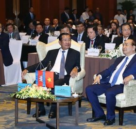 Thủ tướng Nguyễn Xuân Phúc và Thủ tướng Cam-pu-chia Hun Xen tại Diễn đàn. Ảnh: THỐNG NHẤT (TTXVN)