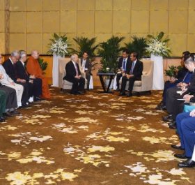 Thủ tướng Campuchia Hun Sen, người ngồi ở giữa bên phải, gặp gỡ Hội hữu nghị Việt Nam Campuchia và các cựu quân tình nguyện ngày 7/12 tại Hà Nội. Ảnh: Giang Huy.