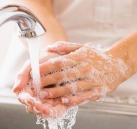 rửa tay bằng xà phòng diệt khuẩn
