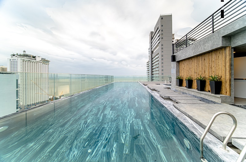 Potique Hotel với không gian hồ bơi vô cực view biển tầng cao sang chảnh
